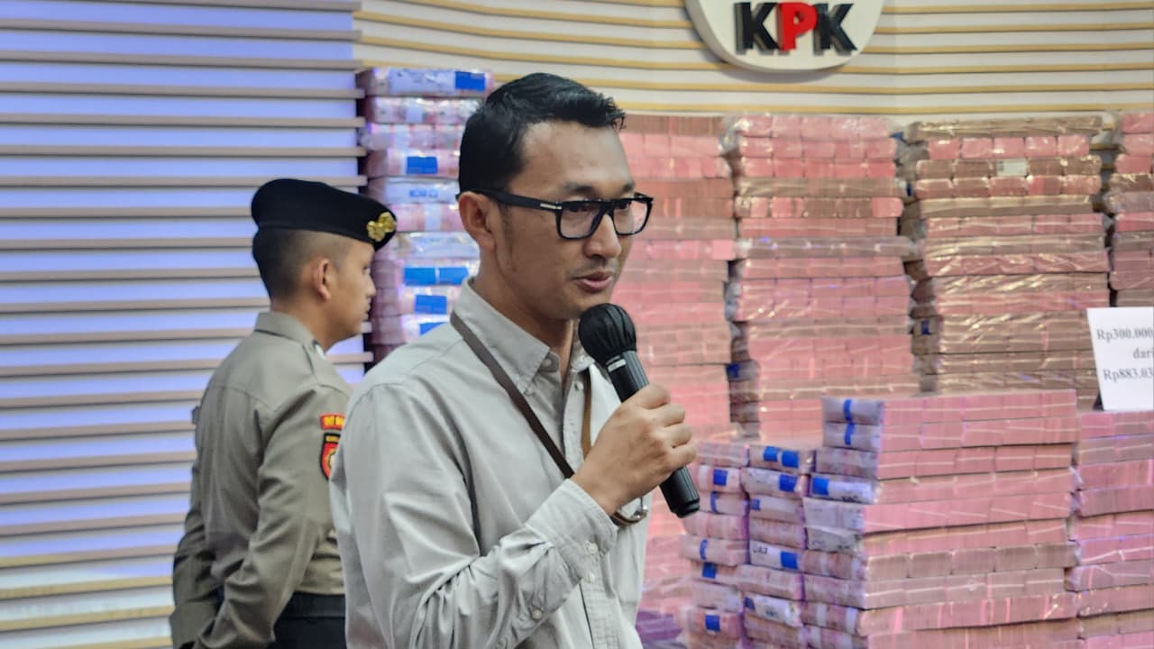 Jubir KPK Budi Prasetyo saat memberikan keterangan. (BeritaNasional/Panji)