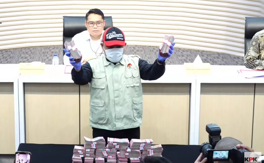 KPK merilis barang bukti OTT di PN Depok. (Foto/YouTube KPK)