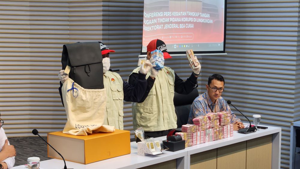 KPK merilis kasus dan barang bukti Suap dan Gratifikasi Bea Cukai. (BeritaNasional/Panji Septo)