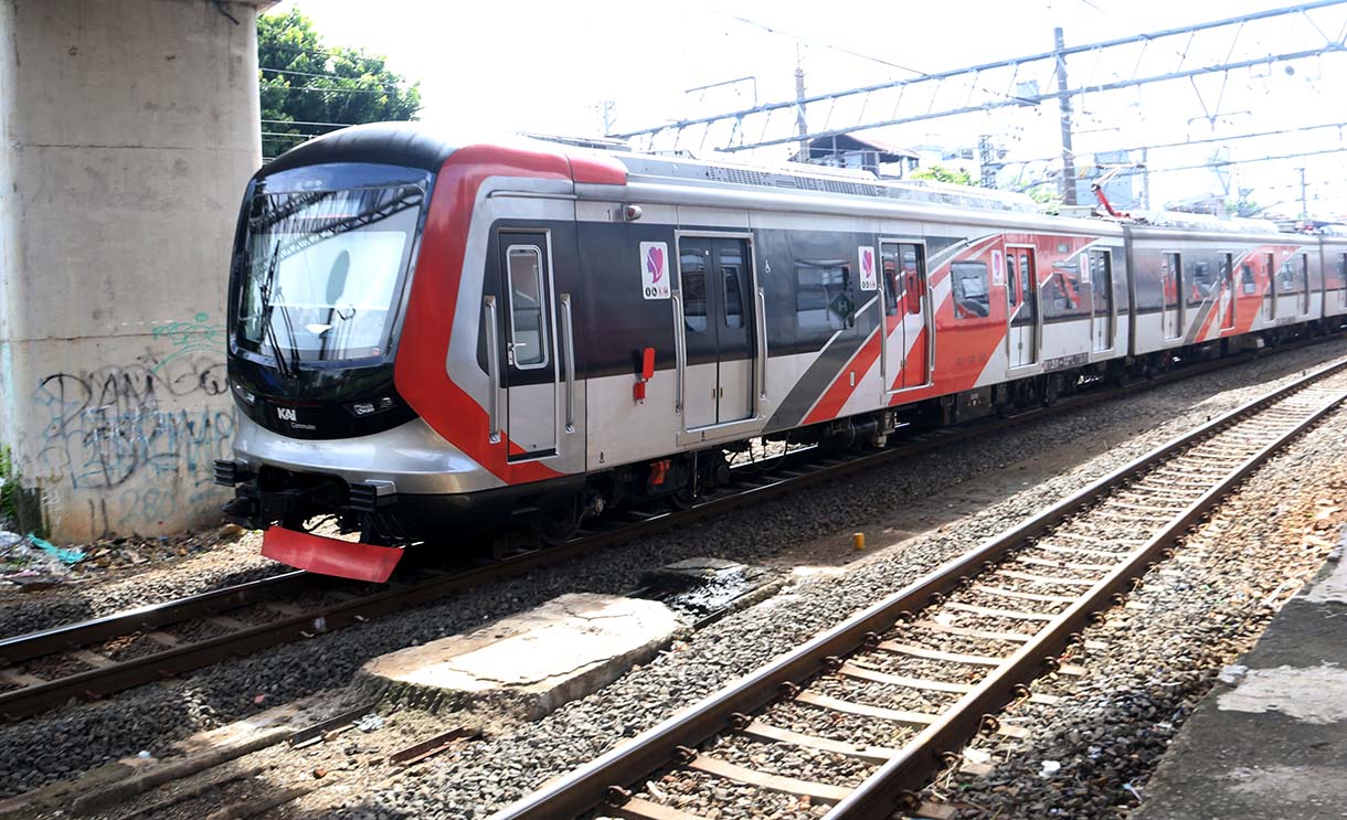 Commuter Line melintas di Kawasan Stasiun Manggarai, Jakarta, Selasa (3/2/2026).  (Beritanasional.com/Oke Atmaja)