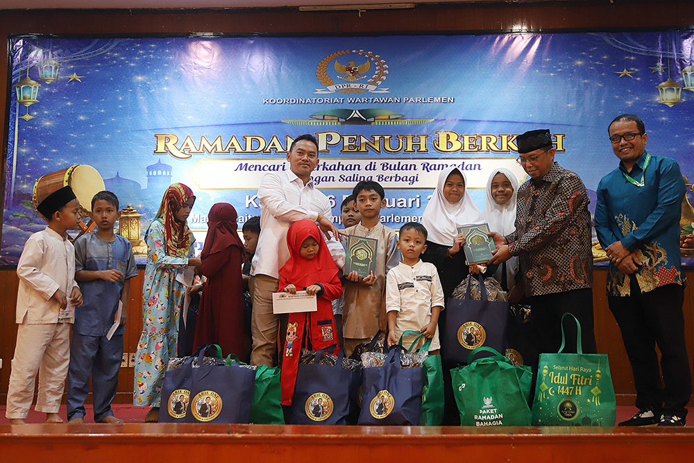 Koordinatoriat Wartawan Parlemen (KWP) bersama DPR memberikan santuanan untuk yatim piatu. (BeritaNasional/Elvis Sendouw)