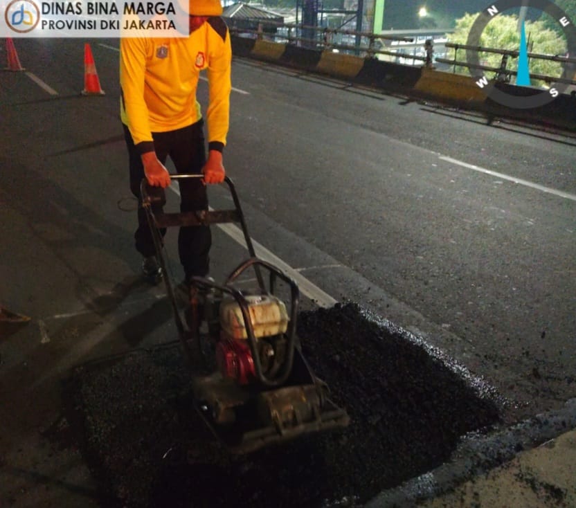 Jalan berlubang di Grogol Jakarta Barat ditambal. (BeritaNasional/Lydia)