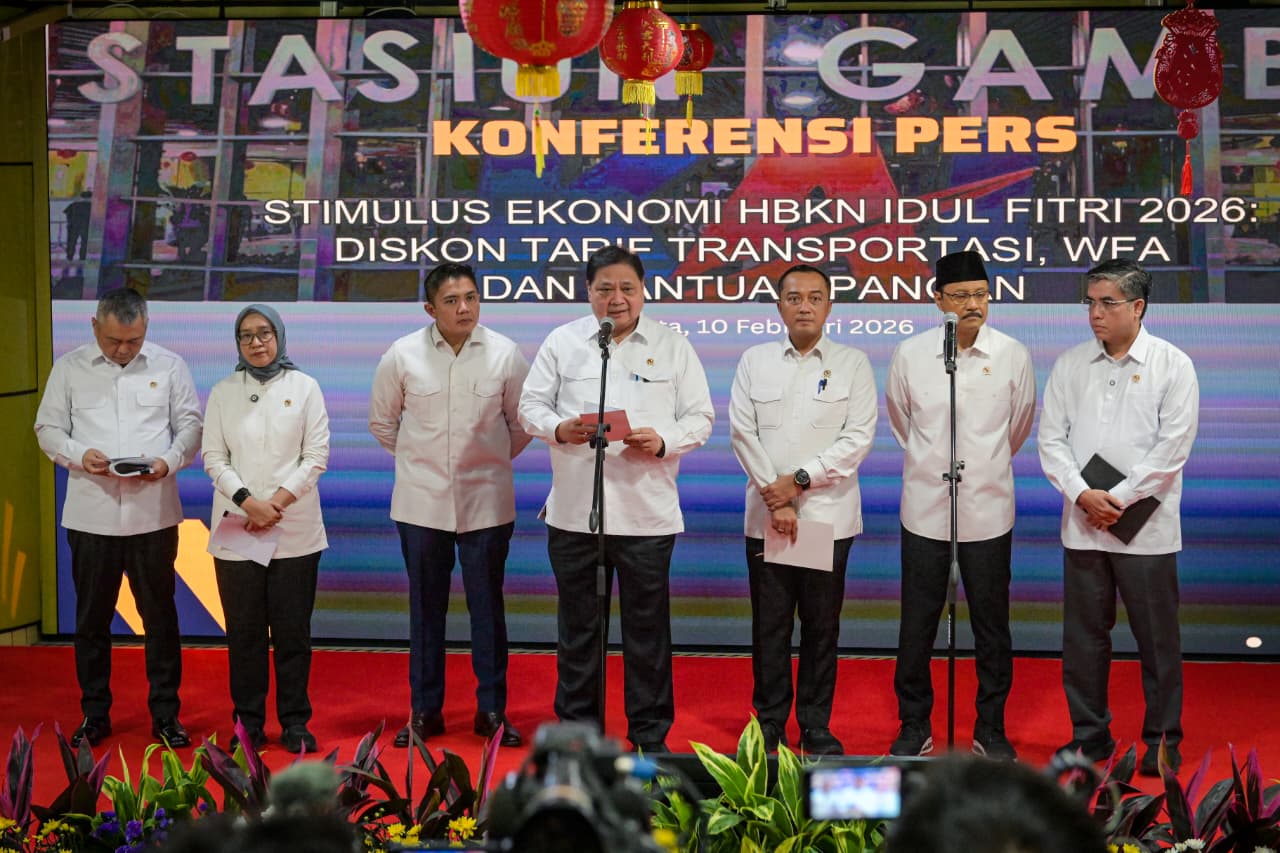 Menko Perekonomian Airlangga Hartarto (tengah) saat memberikan keterangan pers. (Foto/Dok BPMI)