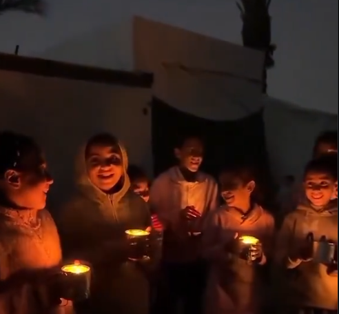Anak-anak Palestina berbagi lentera dengan anak-anak lain saat Ramdan. (BeritaNasional/X Queen Silence)