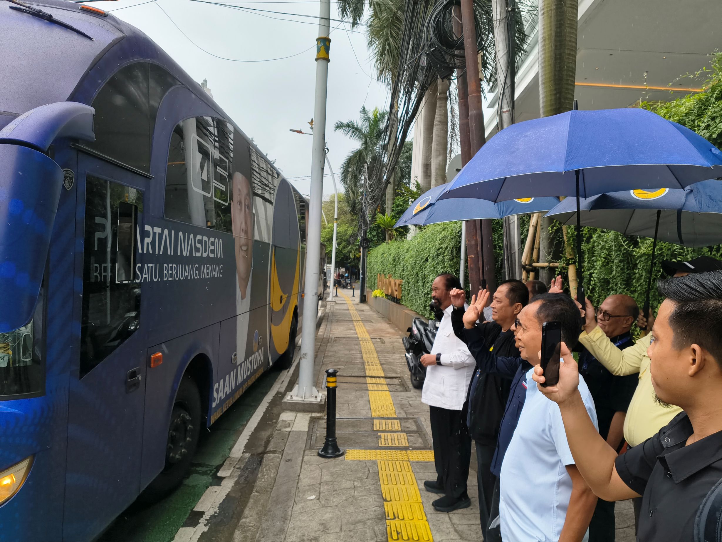 Ketua Umum Partai Nasdem Surya Paloh melepas Tim Safari Ramdhan Nasdem di NasDem Tower, Jakarta, Sabtu (21/2/2026). (BeritaNasional/Ahda)