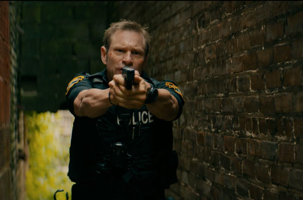 Aaron Eckhart dalam Line of Duty. (BeritaNasional/Saban Capital)