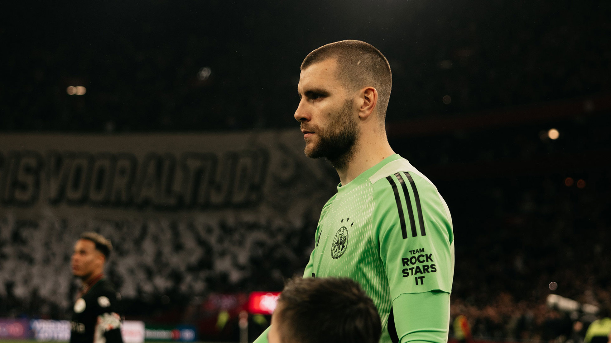 Kiper Ajax Maarten Paes berbicara mengenai kans timnya berada di posisi ke-2 klasemen. (Foto/Ajax).