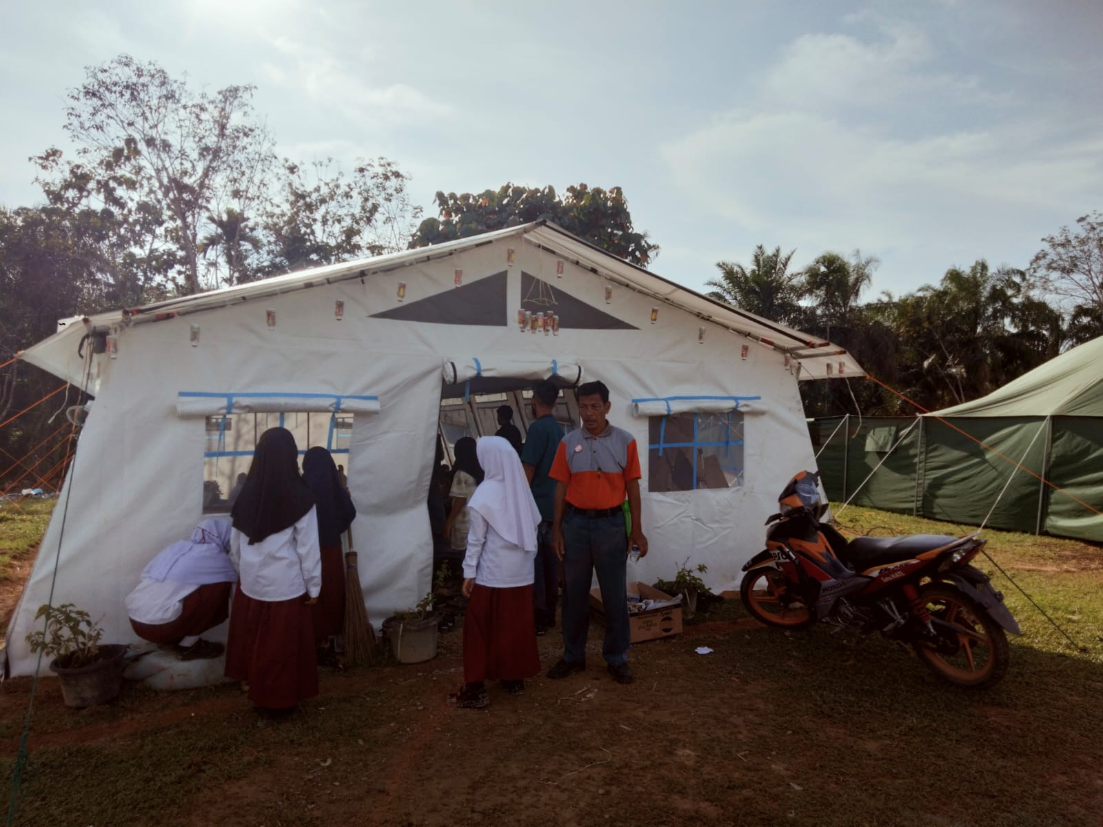 Sekolah tenda di Aceh Tamiang. (BeritaNasional/Kemendikdasmen)