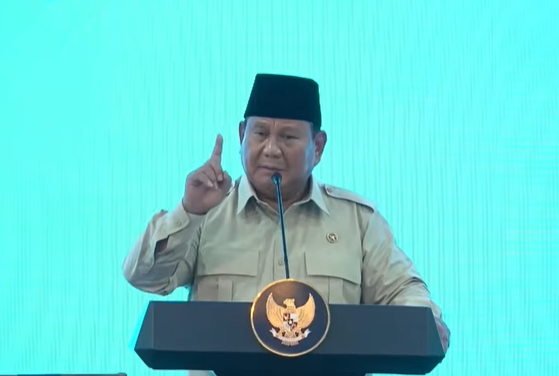 Presiden Prabowo Subianto saat memberi sambutan di Polsek Palmerah, Jakarta, Jumat (13/2/2026). (BeritaNasional/YT BPMI Setpres)