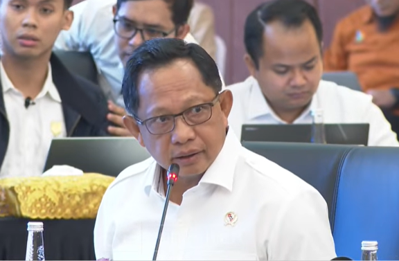Mendagri Tito Karnavian menyampaikan perkembangan pasca-bencana Sumatera dalam rapat dengan Satgas Galapana DPR. (BeritaNasional/YT DPR)