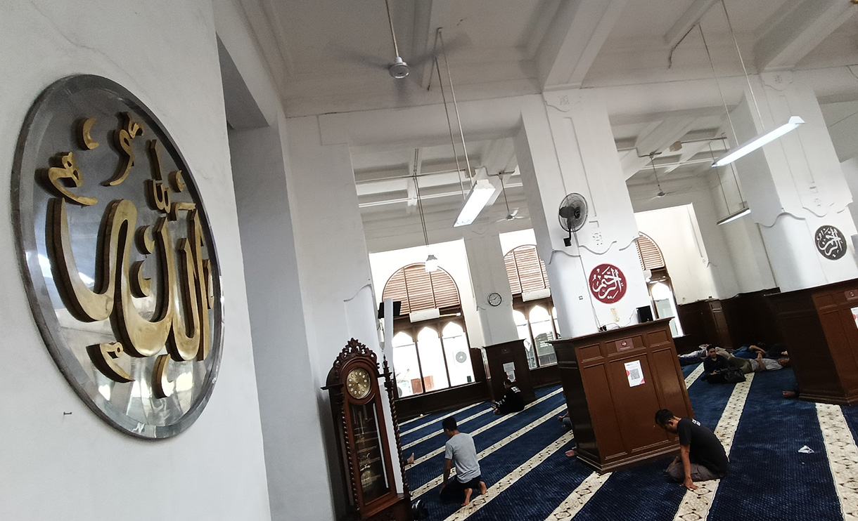 Sejumlah umat Islam melakukan shalat dzuhur di Masjid Cut Meutia, Menteng, Jakarta, Kamis(26/2/2026).  (Beritanasional.com/Oke Atmaja)
