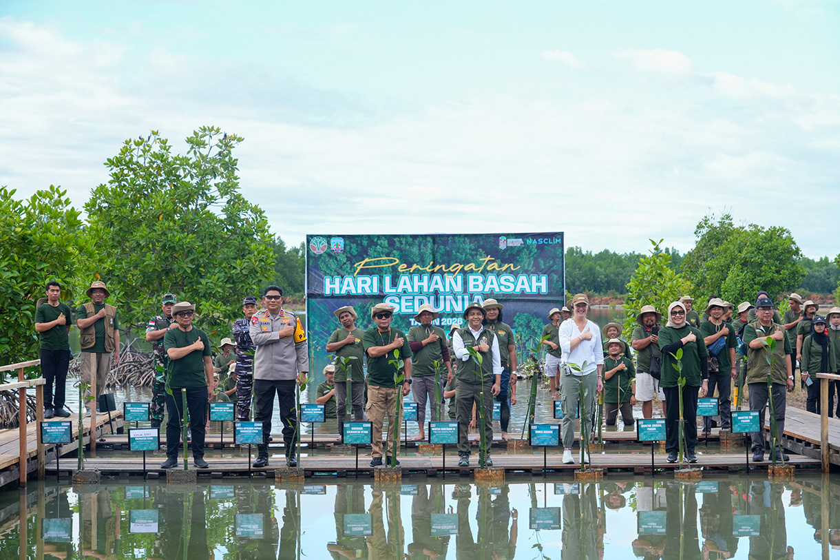 Menteri Kehutanan Raja Juli Antoni (keempat kanan) bersama jajaran dan pemangku kepentingan terkait melakukan penanaman mangrove dalam program Mangrove for Coastal Resilience (M4CR) di Desa Liagu, Provinsi Kalimantan Utara, Sabtu (7/2/2026).(Foto/HO/M4CR)