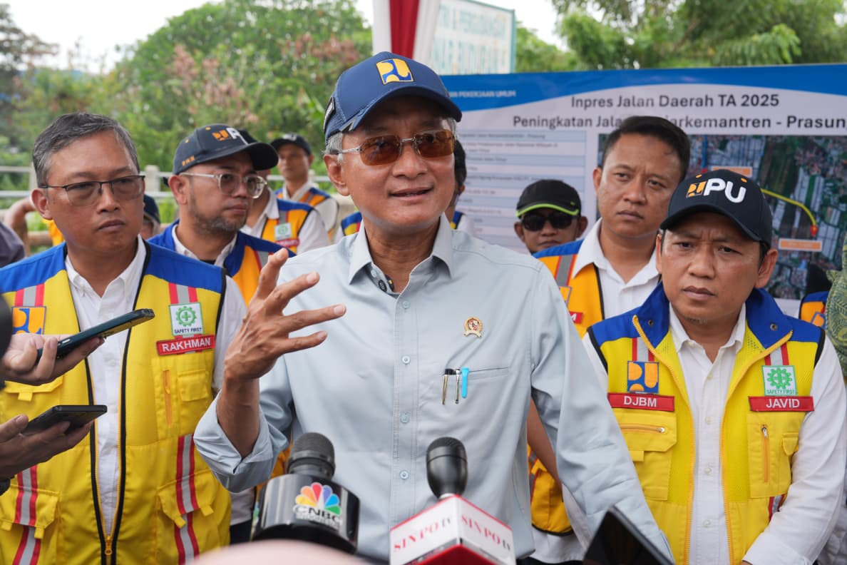 Menteri Pekerjaan Umum (PU) Dody Hanggodo memberikan keterangan pers di Sidoarjo Jawa Timur. (BeritaNasional/dok KemenPU)