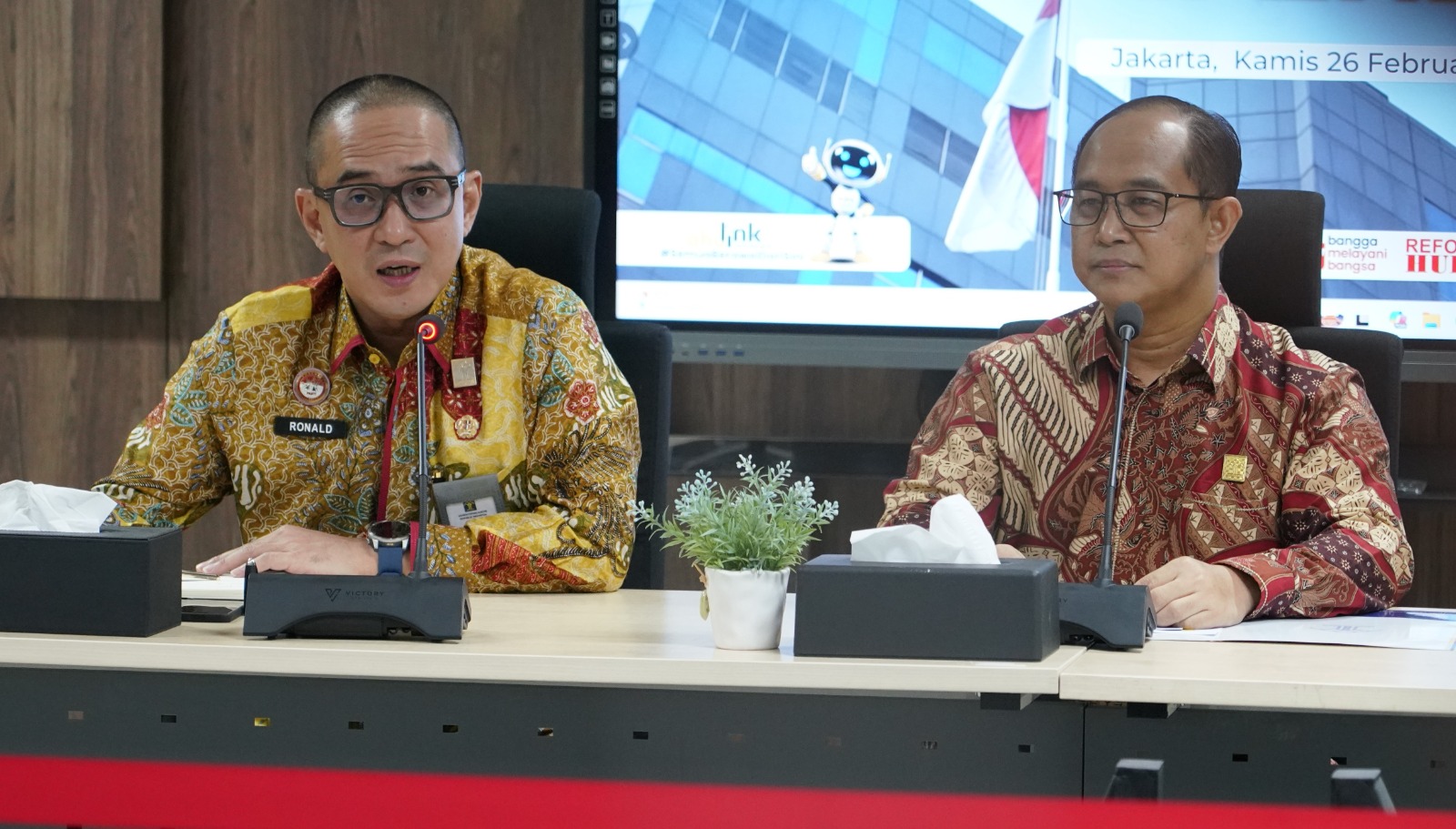 Direktur Jenderal (Dirjen) AHU Widodo Kemenkum (kanan) gelar jumpa pers di Jakarta. (BeritaNasional/dok Dirjen AHU)