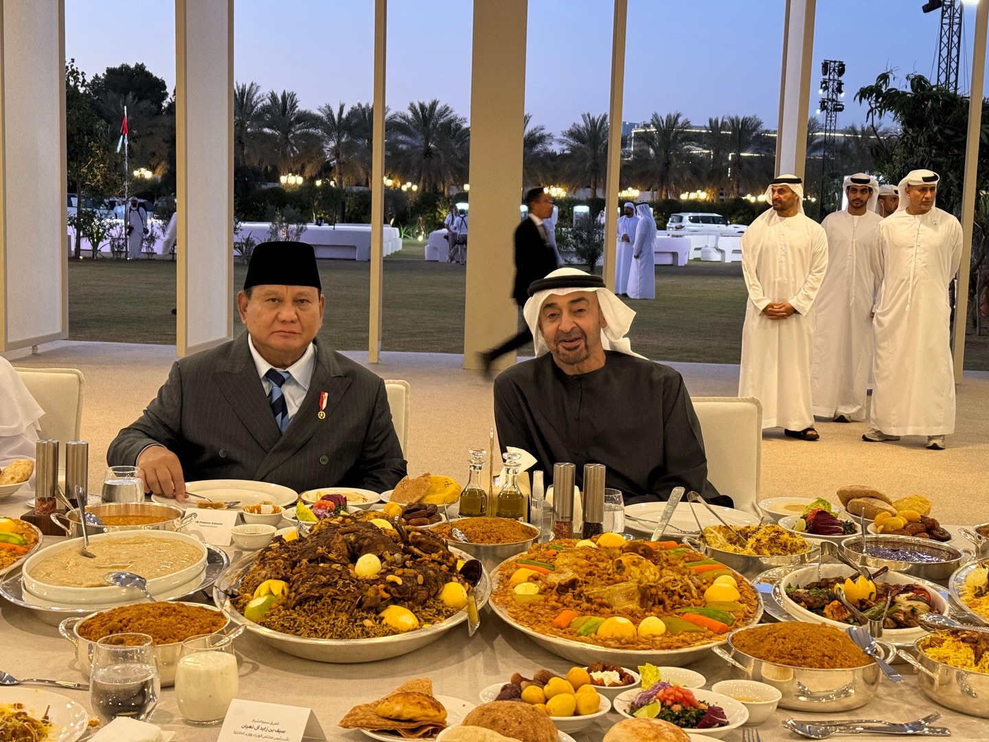 Momen Presiden Prabowo Bagikan Momen Buka Puasa Bareng MBZ. (Foto/instagram Prabowo)
