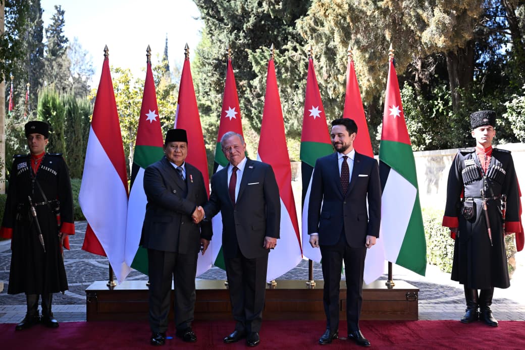 Presiden Prabowo Subianto (kiri) bersalaman dengan Raja Abdullah II di Istana Basman. (Foto/BPMI)