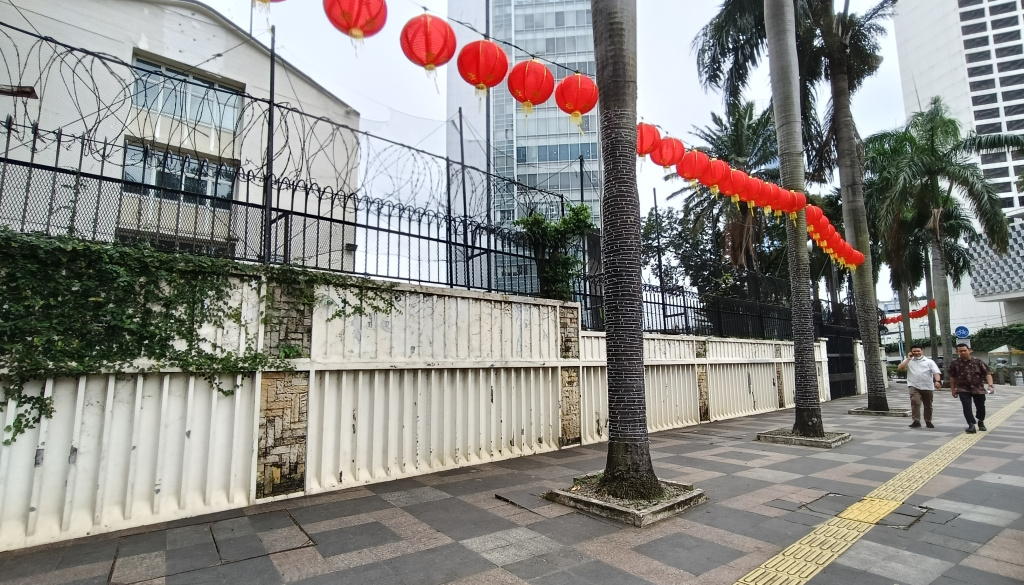 Warga melintas di samping bekas gedung Kedutaan Besar Inggris di Baundara HI, Jakarta, Rabu (11/02/2026).  (Beritanasional.com/Oke Atmaja)