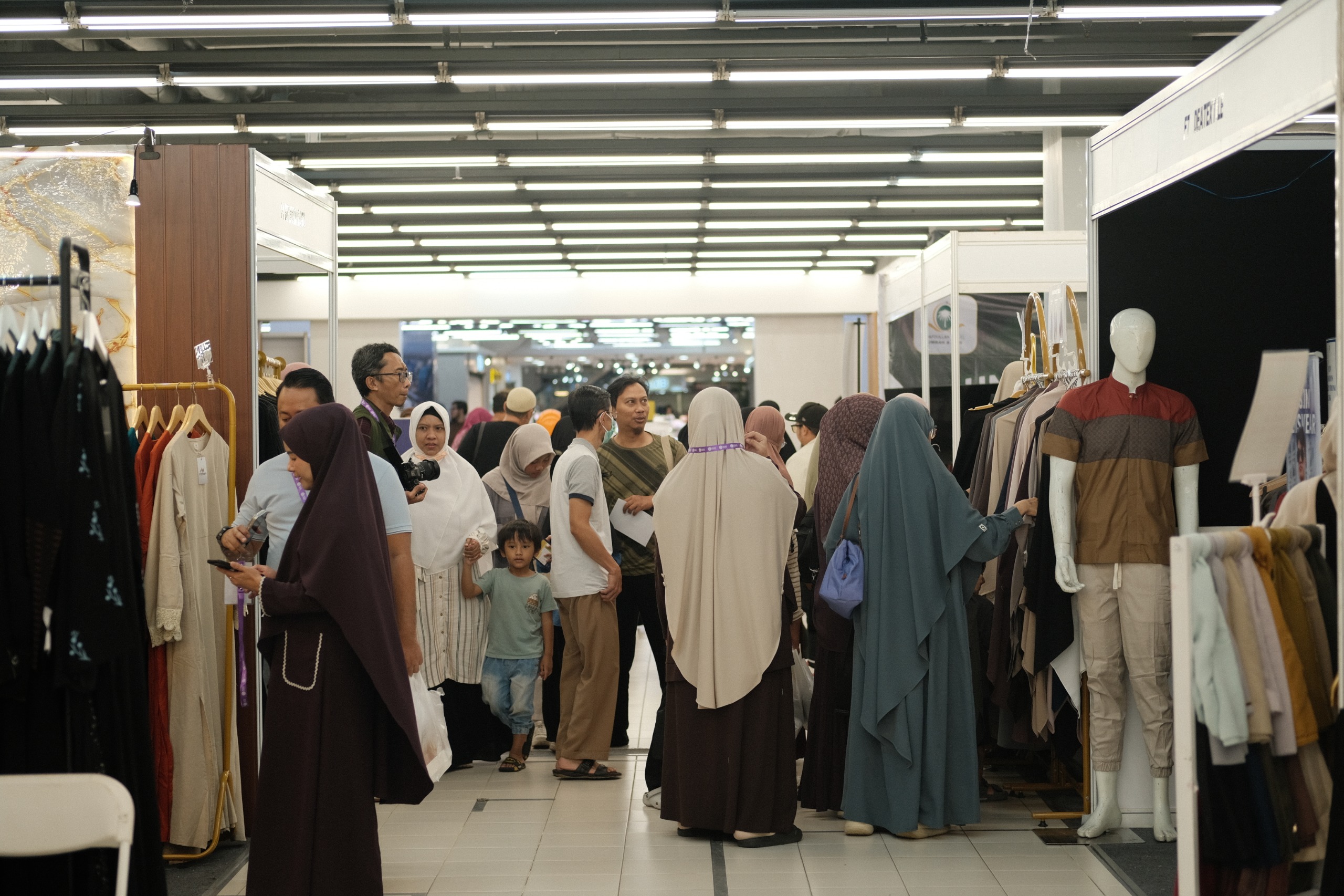 Para pengunjung saat mendatangi booth UMKM di Muslim Life Fair Bekasi 2026. (Foto/Dok Muslim Life Fair)