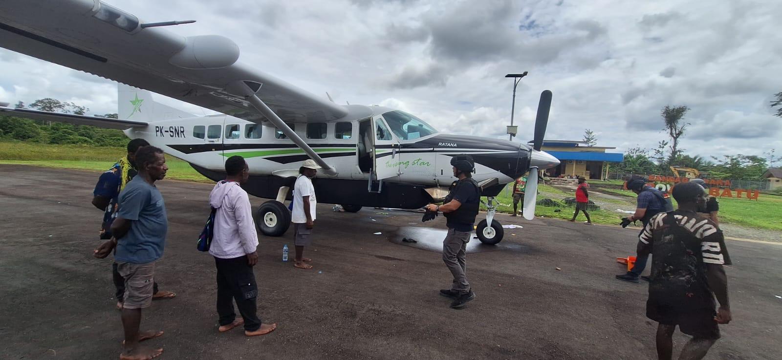 Petugas gabungan melakukan olah TKP di di Bandara Koroway Batu, Distrik Yaniruma, Papua Selatan. (Foto/Istimewa)