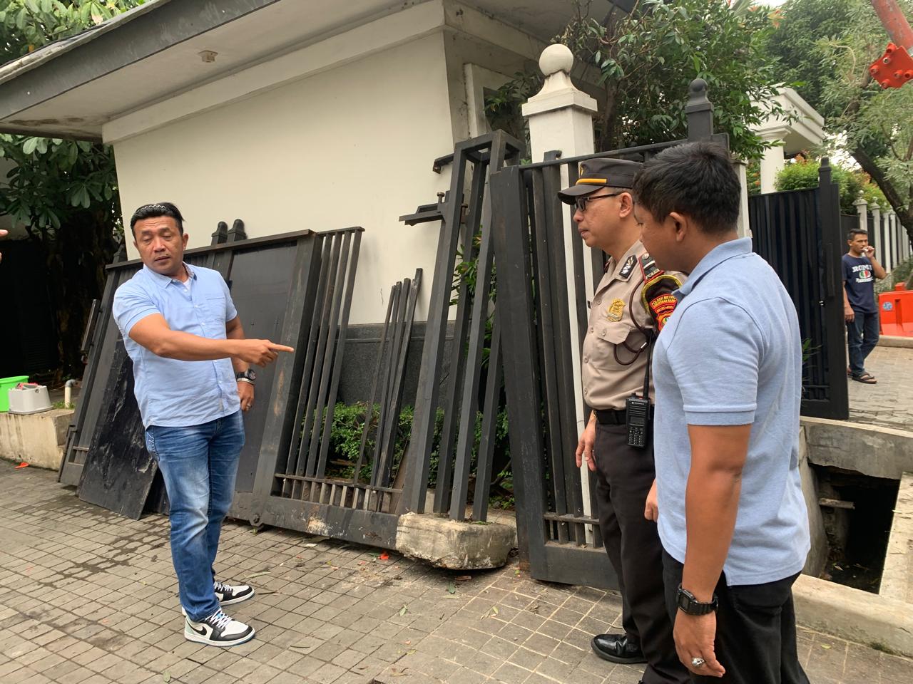Polisi berada di tempat kejadian pagar rumah JK usai ditabrak mobil Hyundai. (BeritaNasional/Bachtiarudin)
