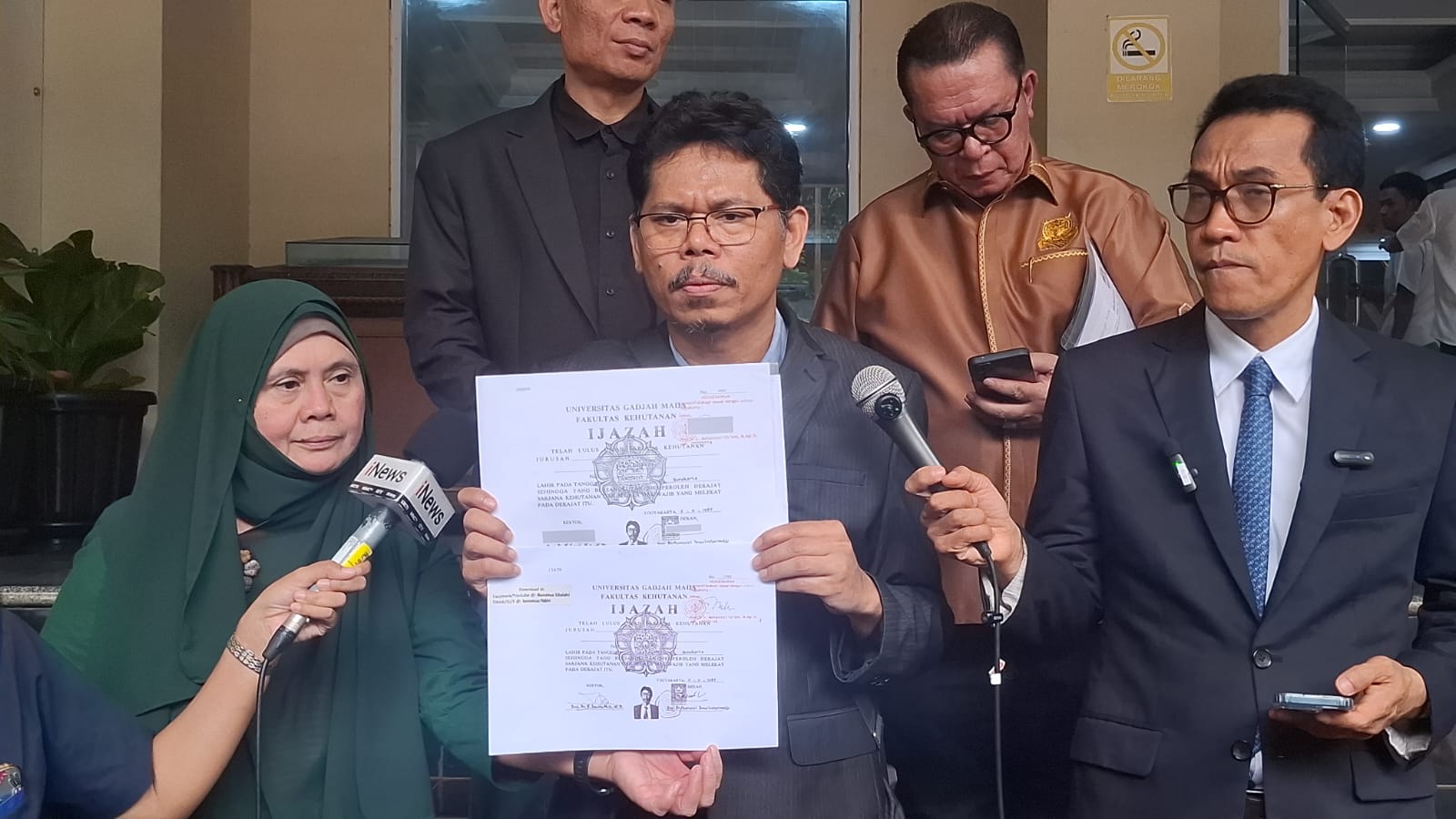 Bonatua Silalahi (tengah) dan Leony Lidya (kiri) jadi saksi ahli Roy Suryo cs di Polda Metro Jaya dalam kasus fitnah ijazah palsu Jokowi, Rabu (11/2/2026). (BeritaNasional/Bachtiar)