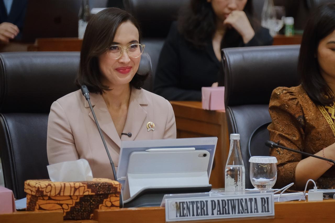Menteri Pariwisata Widiyanti Putri Wardhana dalam rapat kerja Komisi VII DPR RI. (Foto/istimewa)