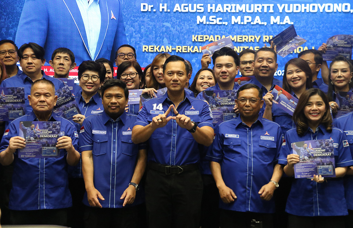Ketua Umum Partai Demokrat Agus Harimurti Yudhoyono (tengah) berfoto bersama kader baru partai dari komunitas Tionghoa saat Penyerahan Kartu Tanda Anggota (KTA) Partai Demokrat di Jakarta, Senin (9/2/2026). (Beritanasional.com/Oke Atmaja)