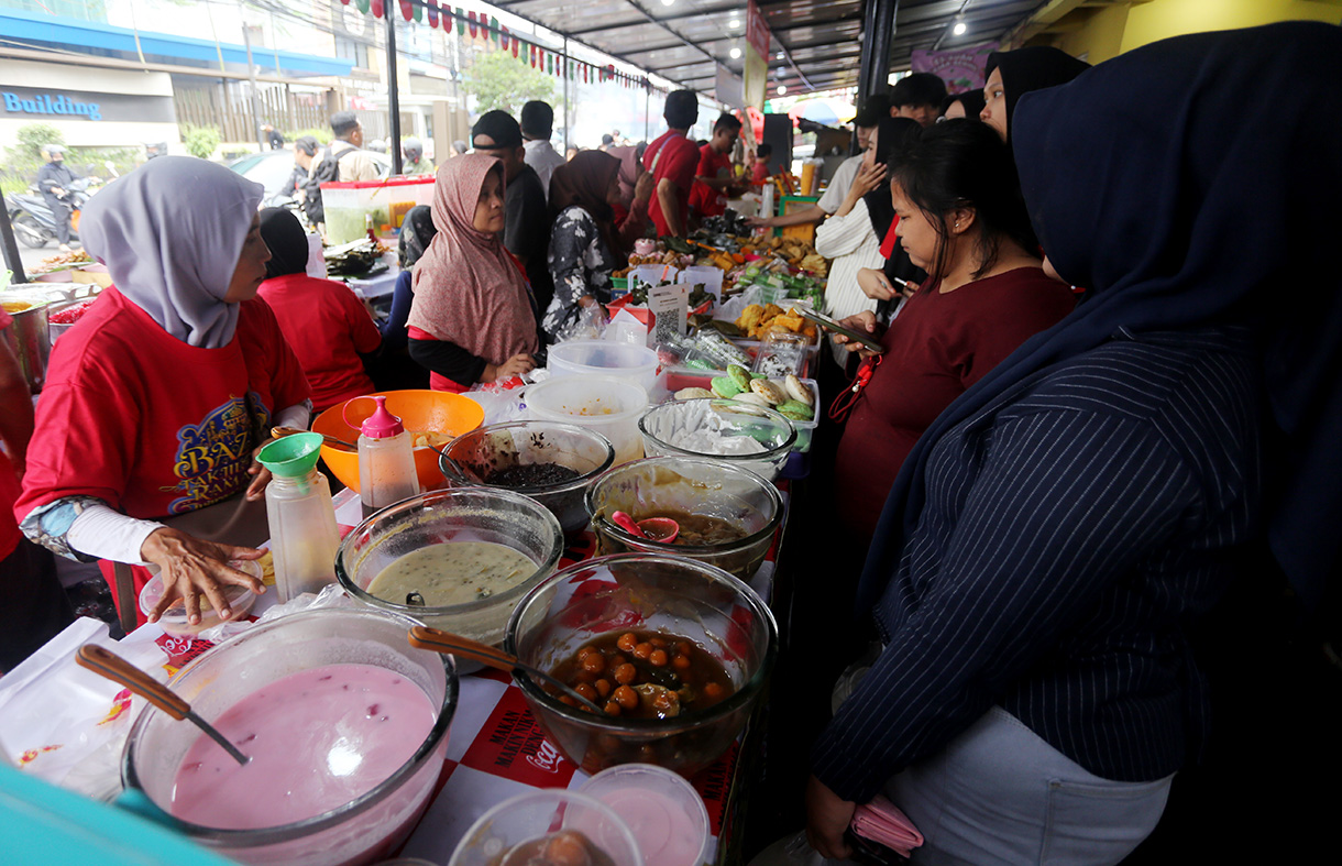 Warga memilih takjil yang dijajakan di Pasar Takjil Ramadhan Bendungan Hilir (Benhil), Jakarta, Minggu(22/2/2026).  (Beritanasional.com/Oke Atmaja)