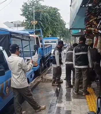 Satpol PP menertibkan pedagang dan parkir liar di trotoar kawasan Jakarta Timur. (BeritaNasional/IG PolPP Jaktim)