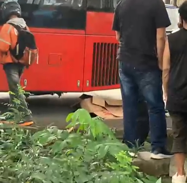 Pejalan kaki terlindas bus Transjakarta di Bus Stop Taman DDN, Jakarta Selatan, Kamis (12/2/2026). (BeritaNasional/Istimewa)