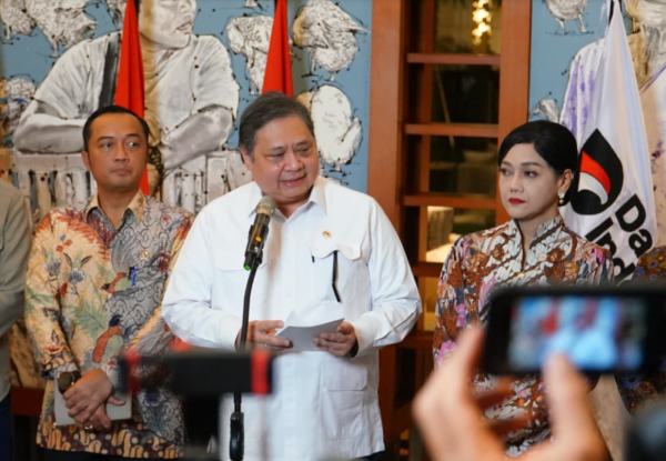 Menko Perekonomian Airlangga Hartarto (tengah) saat memberikan keterangan pers. (Foto/Dok Kemenko Perekonomian)