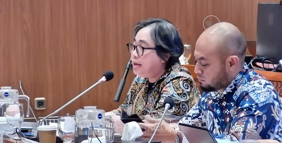 Direktur Kecerdasan Artifisial dan Ekosistem Teknologi Baru Kemkomdigi Aju Widya Sari (kiri) saat rapat kerja dengan Komisi I DPR RI. (Foto/YouTube DPR)