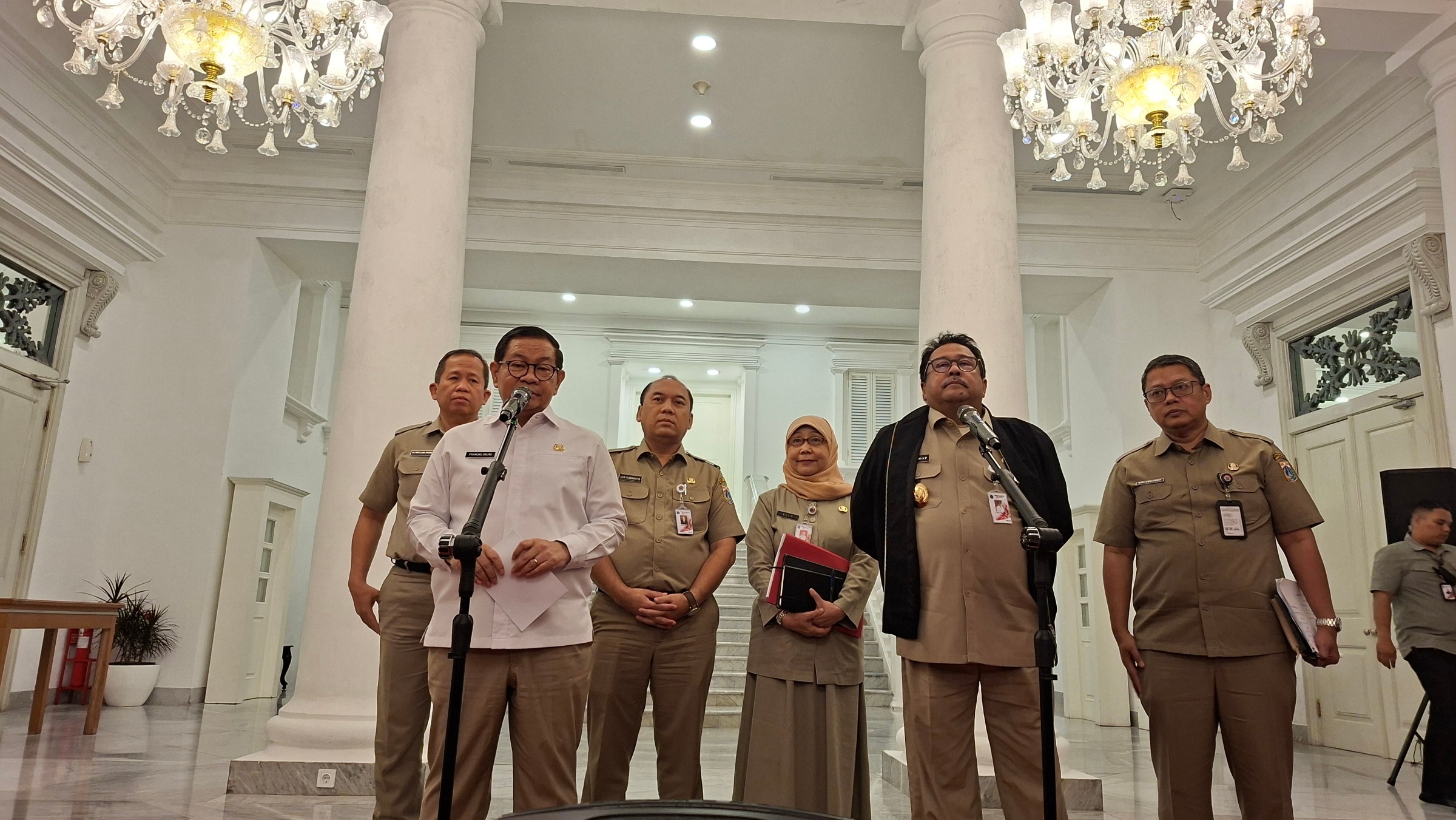 Gubernur DKI Jakarta Pramono Anung (kiri), Wagub DKI Rano Karno (kanan) dan jajaran Pemprov DKI. (BeritaNasional/Lydia)