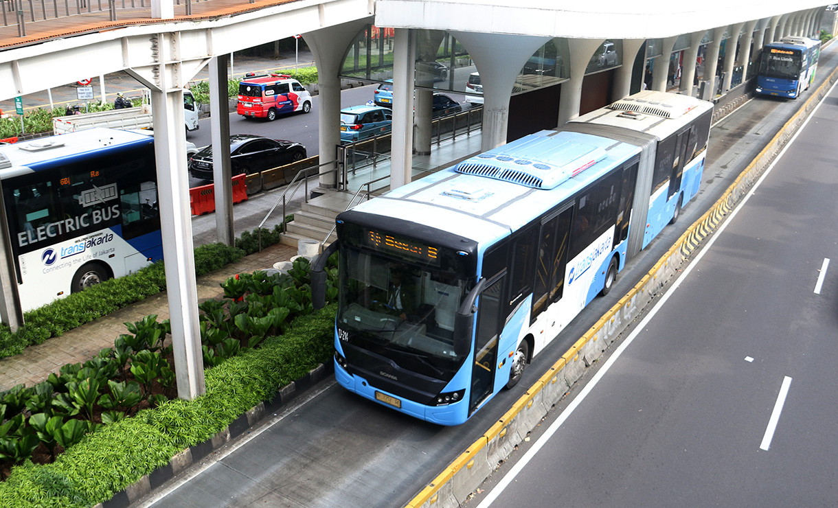 Bus Transjakarta melintas di jalan Jenderal Sudirman, Jakarta, Kamis (12/2/2026).(Beritanasional.com/Oke Atmaja)