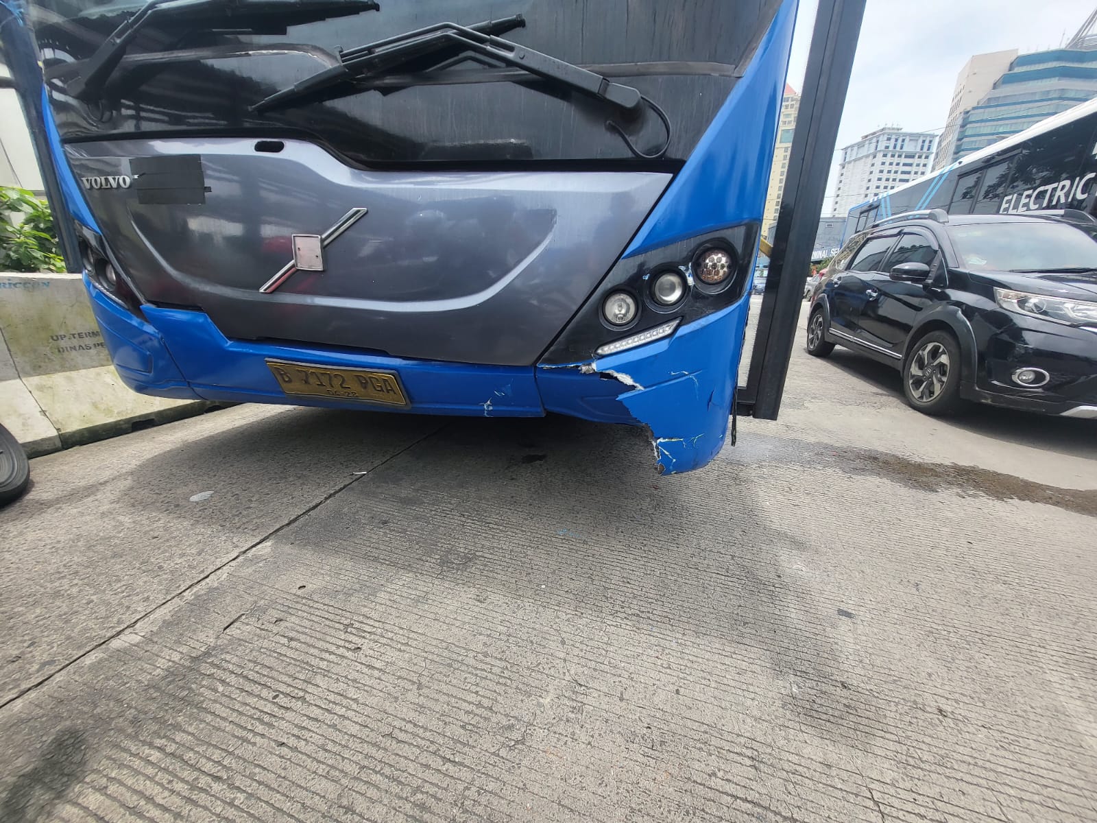 Penampakan bus Transjakarta yang bertabrakan dengan pengemudi ojol di Gunung Sahari, Jakpus. (Foto/Istimewa)