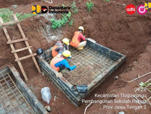 Pengerjaan kontruksi sekolah rakyat di Brebes Jawa Tengah. (BeritaNasional/dok KemenPU)