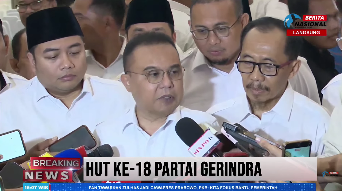Ketua Harian DPP Partai Gerindra Sufmi Dasco Ahmad (tengah) saat diwawancarai. (YouTube Berita Nasional TV)