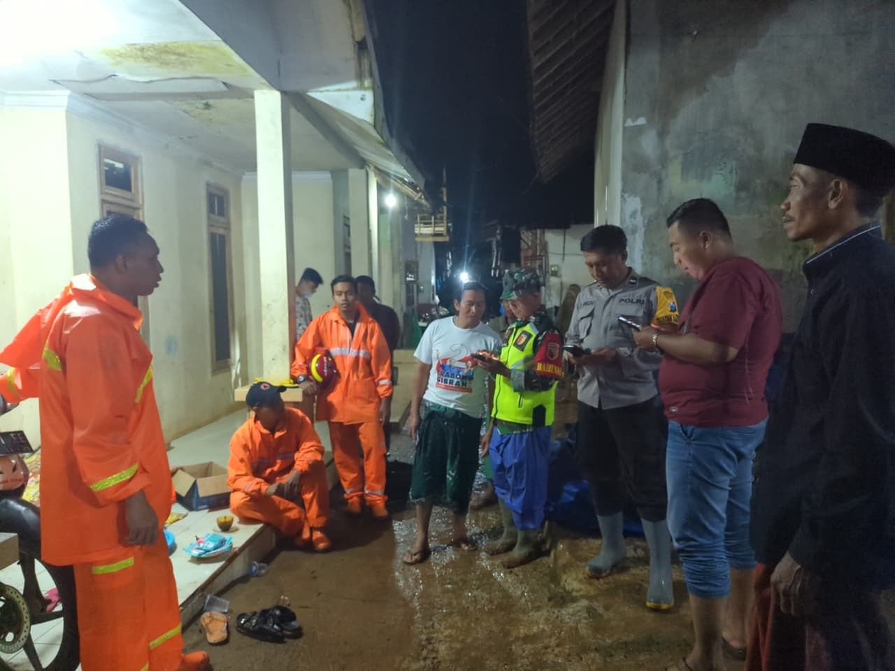 Petugas memeriksa banjir yang menghantam pemukiman warga di Bondowoso Jawa Timur. (BeritaNasional/BNPB)