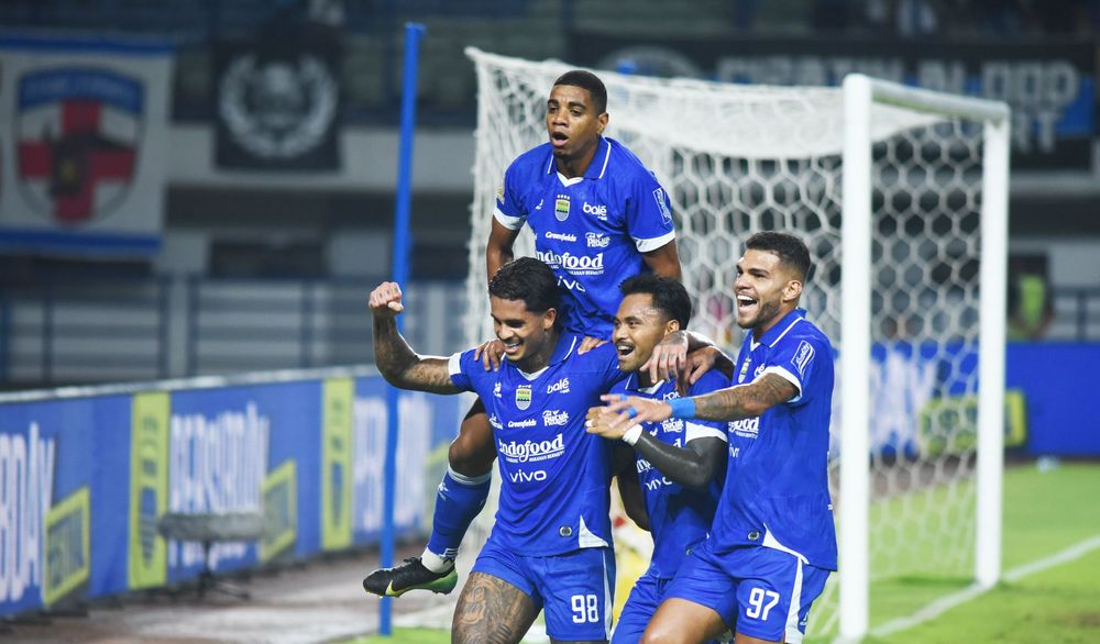 Para penggawa Persib Bandung berselebrasi saat melawan Madura United. (Foto/persib.co.id)