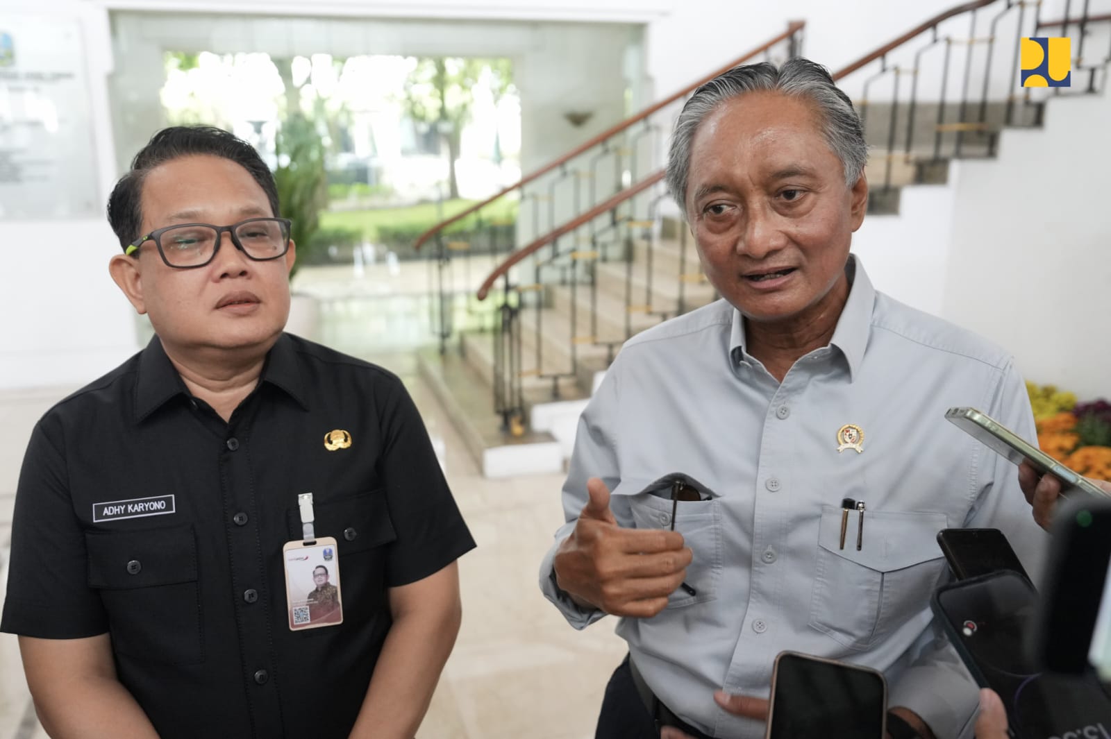 Menteri Pekerjaan Umum (PU) Dody Hanggodo didampingi Sekda Jawa Timur Adhi Karyono. (BeritaNasional/dok Kemen PU)