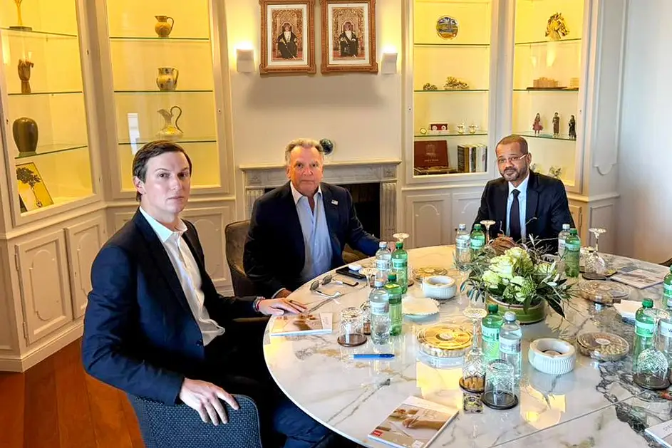 Menlu Oman Sayyid Badr Albusaidi (kanan) dan dua perwakilan AS, Steve Witkoff (tengah) dan Jared Kushner (kiri) dalam perundingan AS-Iran di Jenewa. (BeritaNasional/Kemlu Oman)