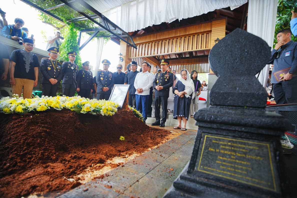Kapolri Jenderal Listyo Sigit dan sejumlah Perwira Polri di pemakaman Eyang Meri Hoegeng, Rabu (4/2/2026). (BeritaNasional/Humas Polri)
