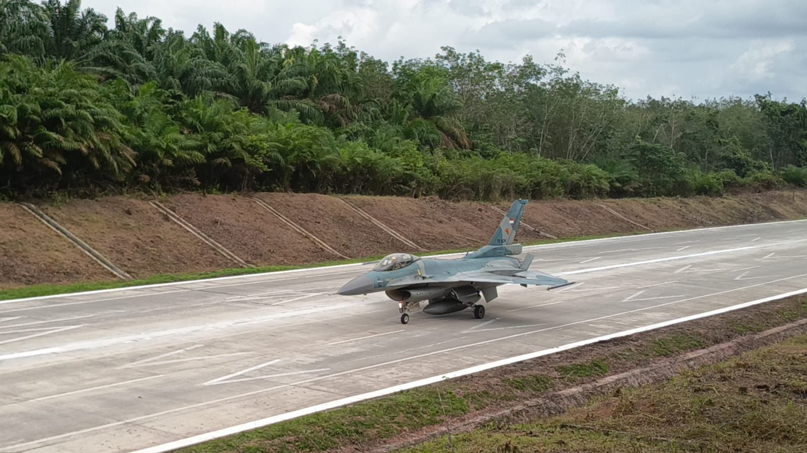Pesawat Super Tucano dan F-16 Sukses Mendarat di Tol Trans Sumatera. (BeritaNasional/Bachtiar)