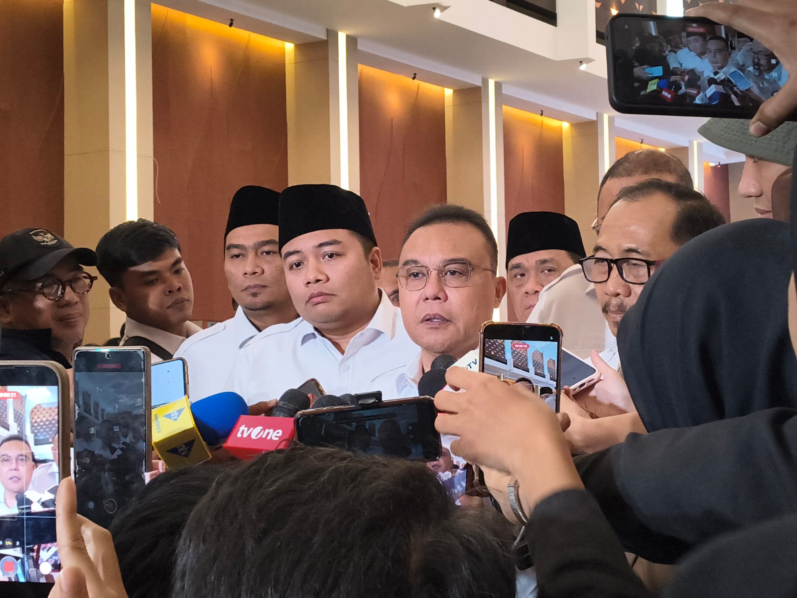 Wakil Ketua DPR Sufmi Dasco Ahmad saat diwawancarai. (BeritaNasional/Elvis Sendouw))