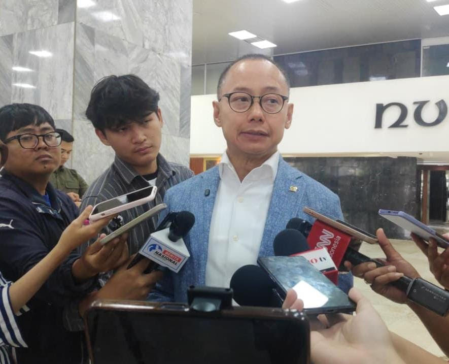 Waketum PAN Eddy Soeparno saat diwawancarai. (Beritanasional/Ahda)