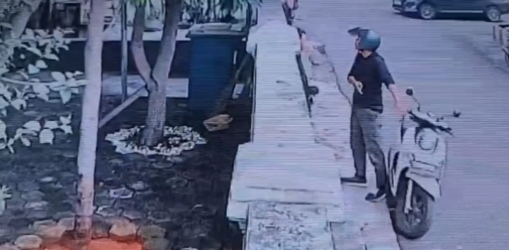 Tangkapan layar CCTV saat pelaku perampasan barang beraksi. (Foto/Istimewa)