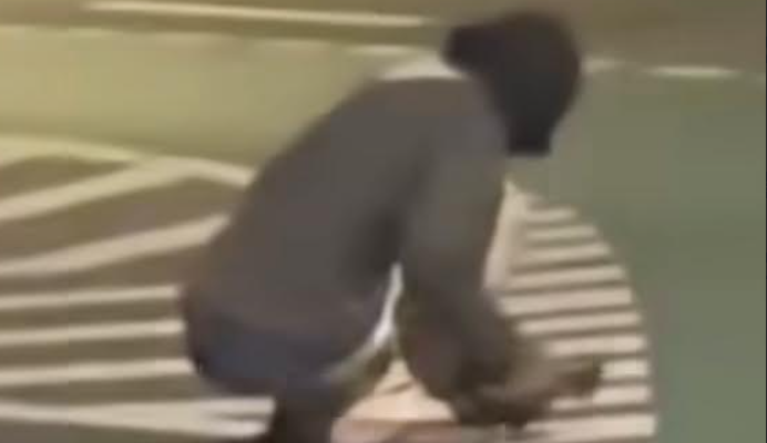 Pria bertopeng curi tanda jalan mata kucing di underpass Cawang Jakarta Timur. (BeritaNasional/Bachtiarudin)