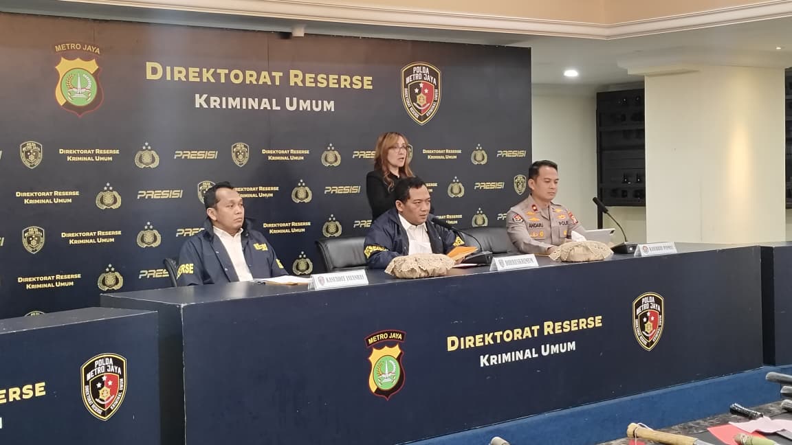 Dirreskrimum Polda Metro Jaya Kombes Pol Iman Imannudin (tengah) saat memberikan keterangan pers. (BeritaNasional/Bachtiarudin Alam)