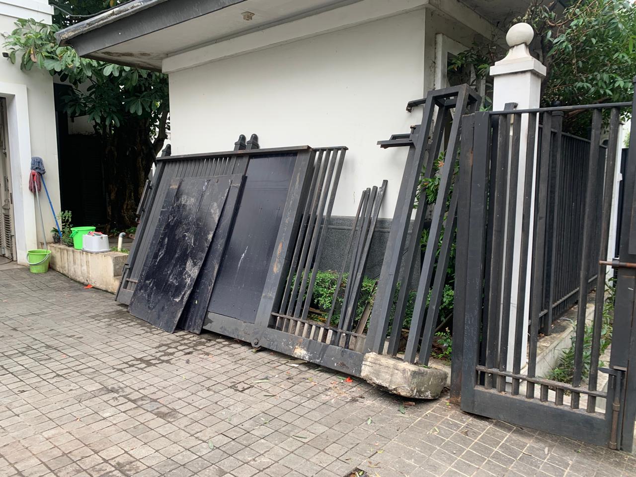 Rumah anak JK di Jakarta Selatan rusak usai ditabrak mobil Hyundai Santa Fe. (Foto/Ist)