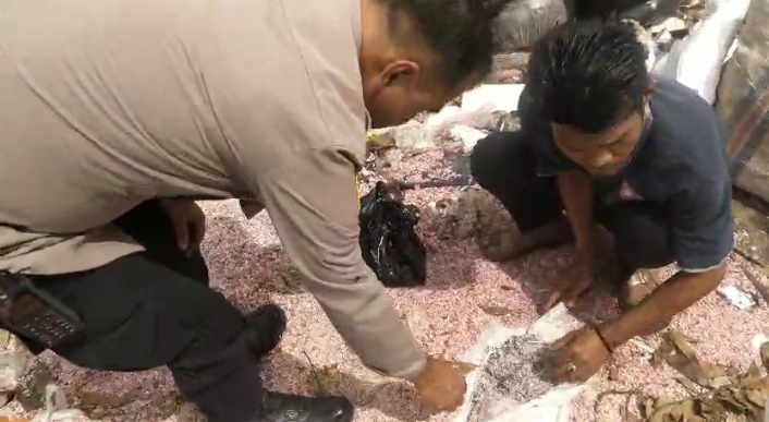 Polisi menemukan cacahan uang di TPS Bekasi. (Foto/Istimewa)